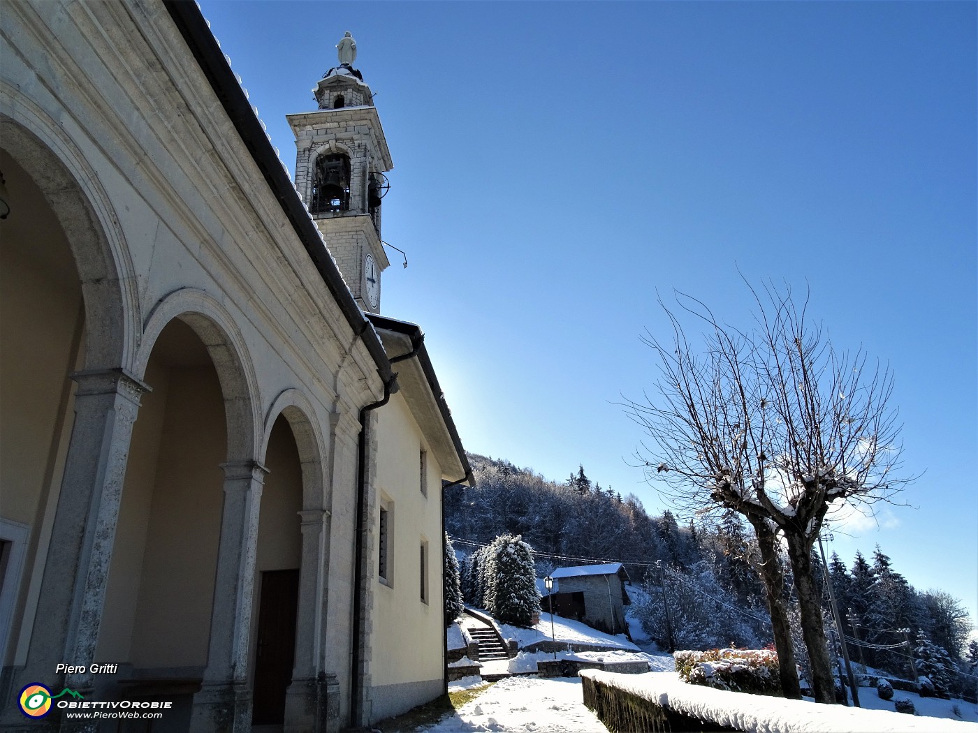 39 I portici attorniano la Chiesa di Miragolo San Salvatore.JPG